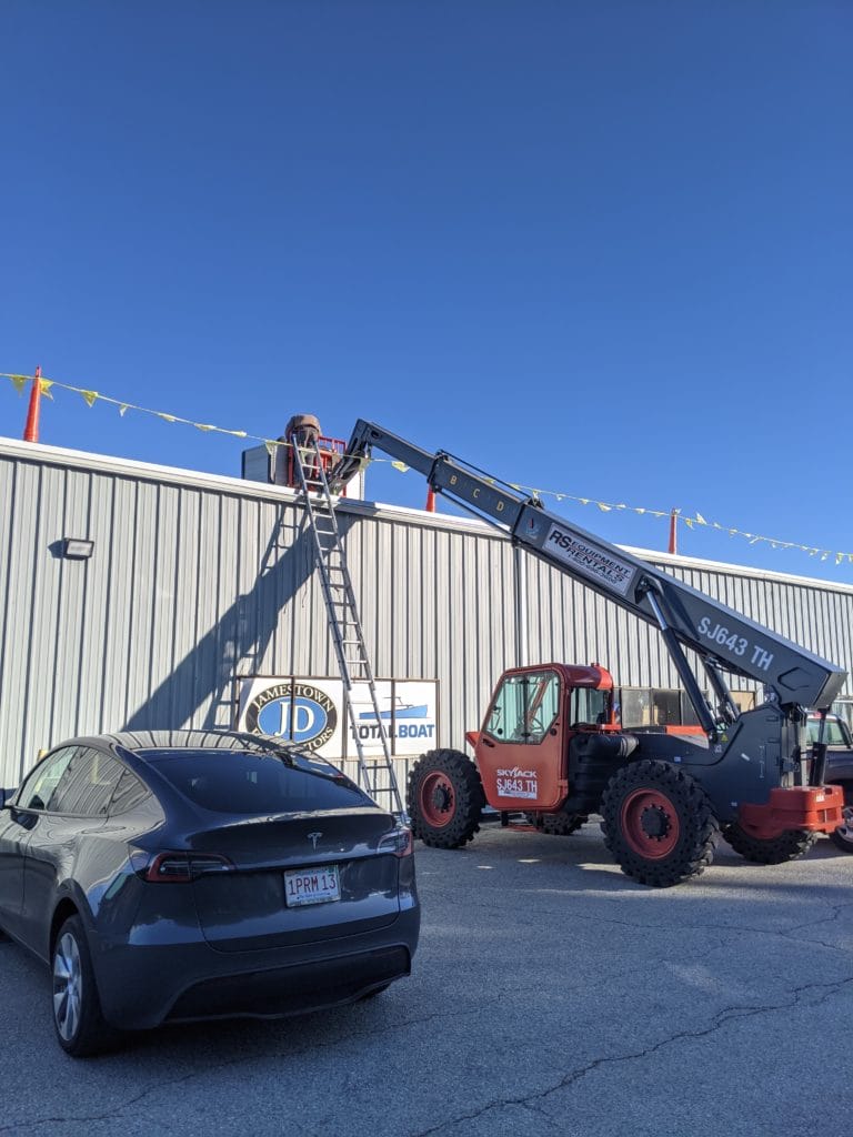 Utility lift raises pallet of panels onto roof