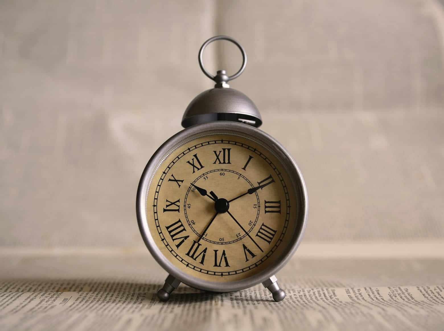 An old-fashioned alarm clock
